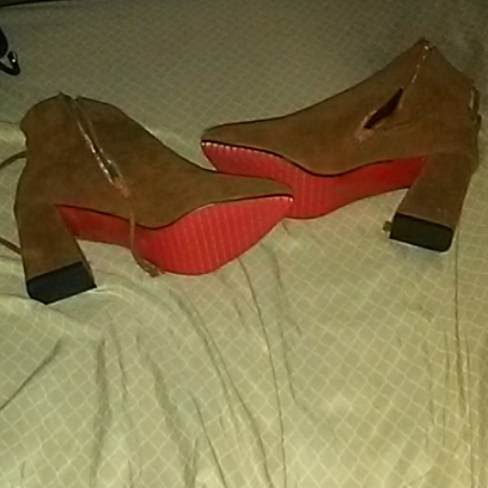 Retro brown ankle pumps